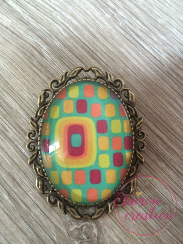 Broche vintage dans les tons verts