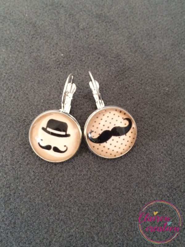Boucles moustache et chapeau