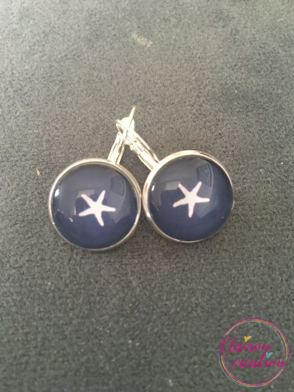 Boucles dormeuses Etoile de MEr sur fond bleu marine