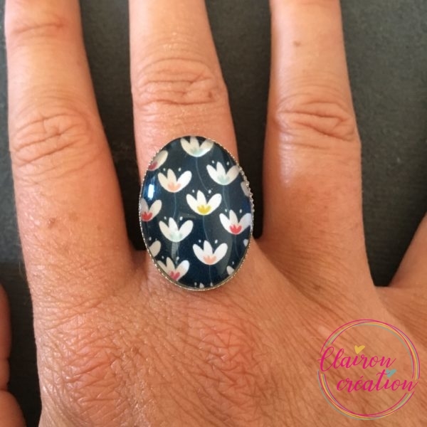 Bague ovale motif rétro fleuri