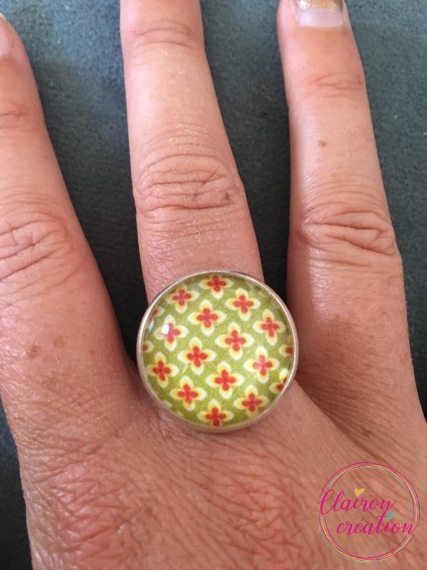 Bague motif rétro croix jaunes vertes