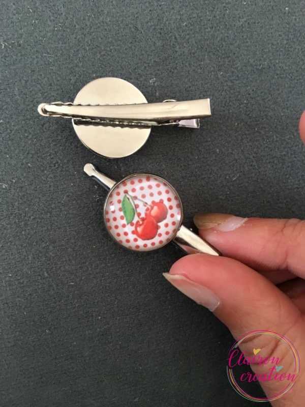 Barrette Cerise sur fond à pois rouges