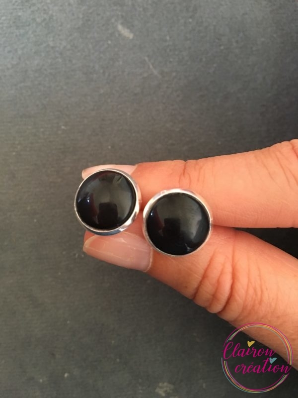 Puces d'oreilles motif noir uni