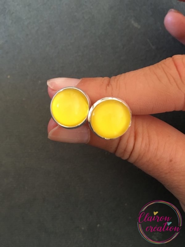 Puces d'oreilles motif jaune Uni