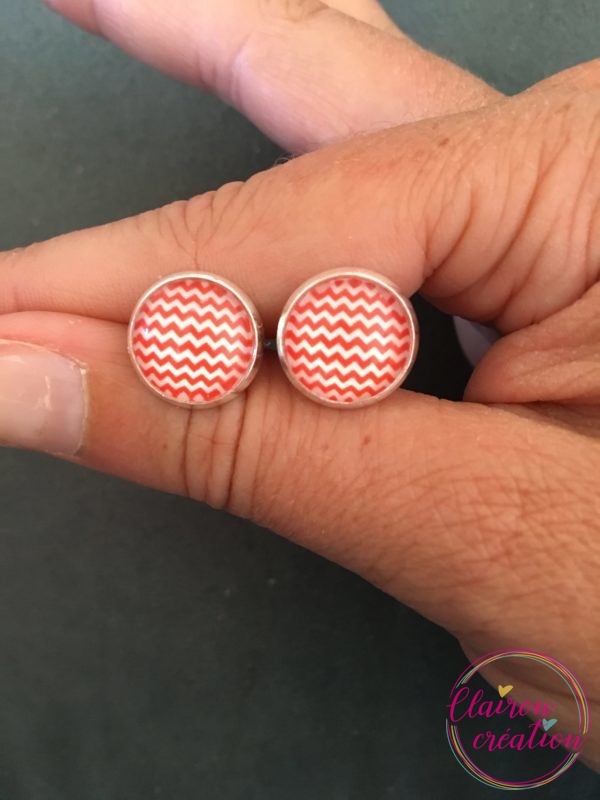Puces d'oreilles zig zag rouge