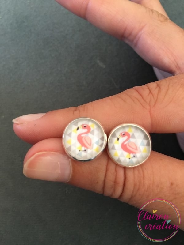 Puces d'oreilles flamand rose sur fond géométrique