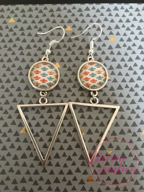 Boucles pendantes motif fleuri rétro