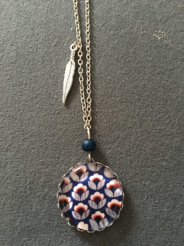 Sautoir motif fleuri bleu marine et rouge