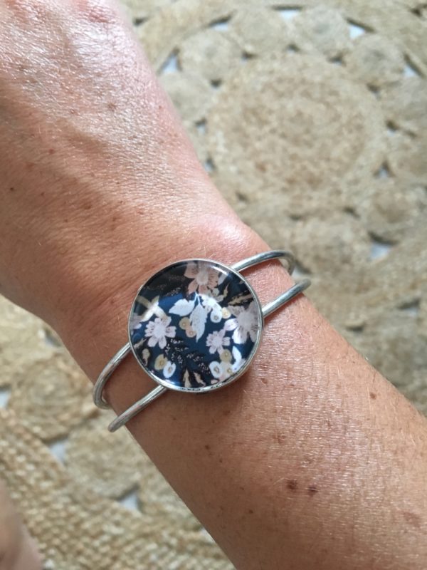 Manchette bleu nuit et fleurs pastels