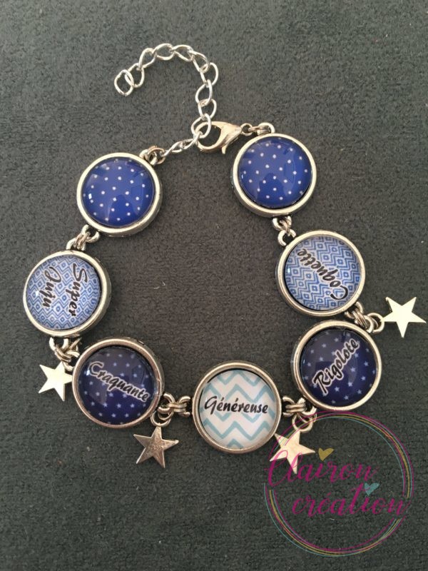 Bracelet multi-médaillons prenoms personnalisables fond bleu