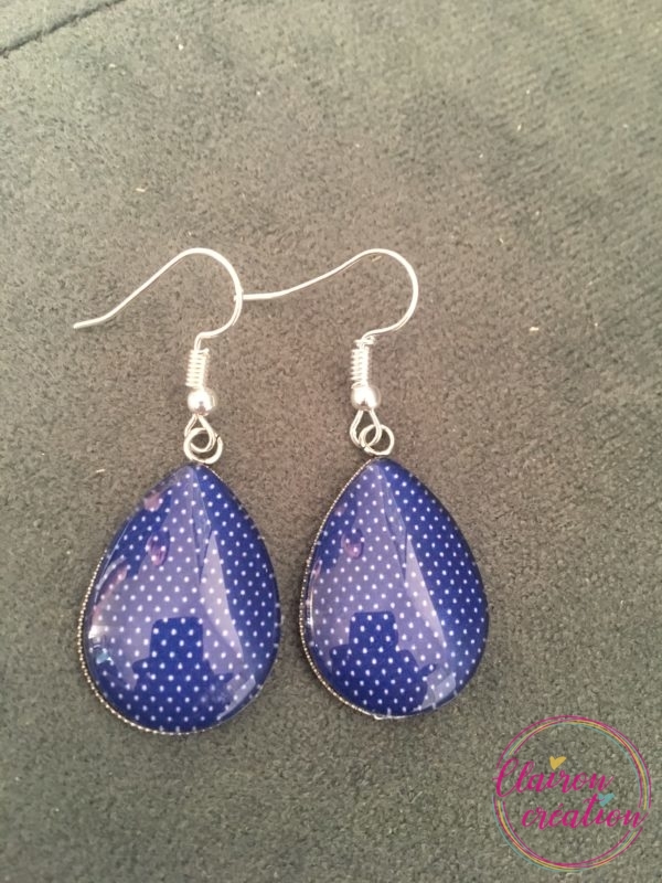 Boucles goutte motif bleu pois blancs