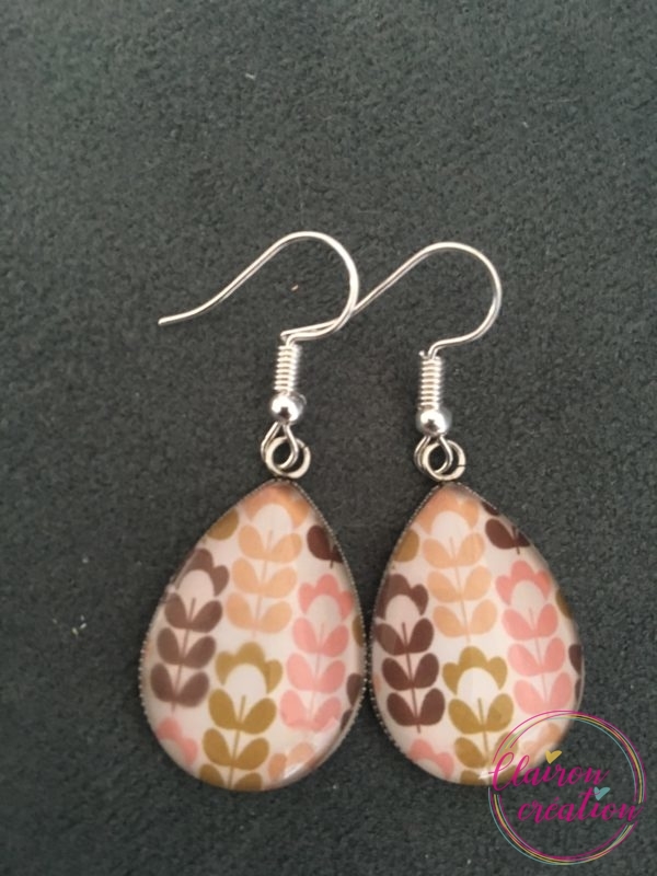 Boucles motif rétro fleurs pastel