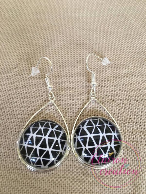 Boucles triangles noir fond blanc