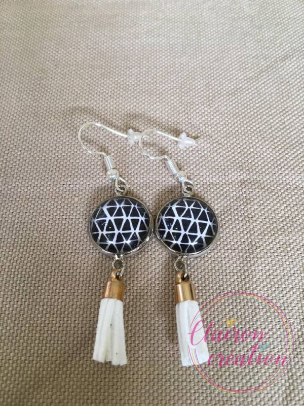 Boucles pompon triangles noir fond blanc