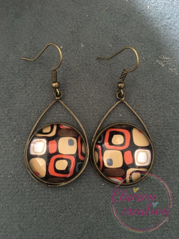 Boucles triangle carrés colorés fond noir