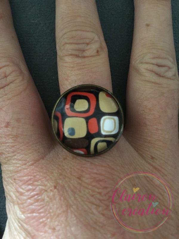 Bague aux carrés colorés fond noir