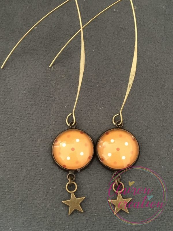Boucles hameçon pois sur fond orange