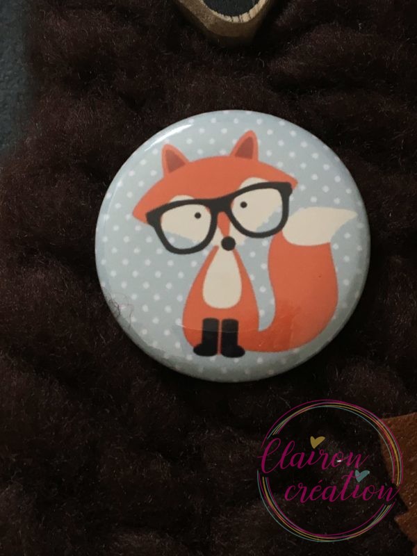 Badge Renard à lunette fond bleu
