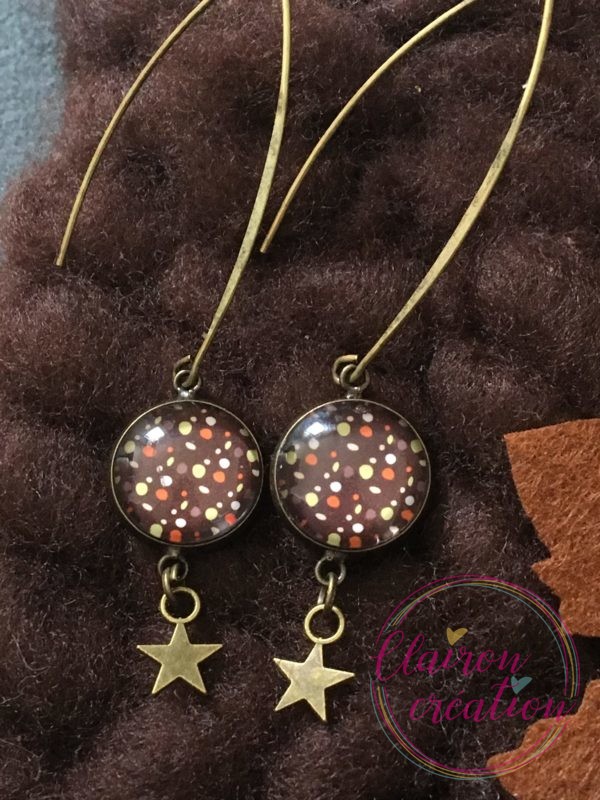Boucles hameçon pois sur fond marron