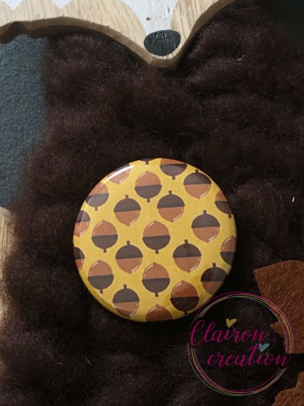 Badge gland fond jaune