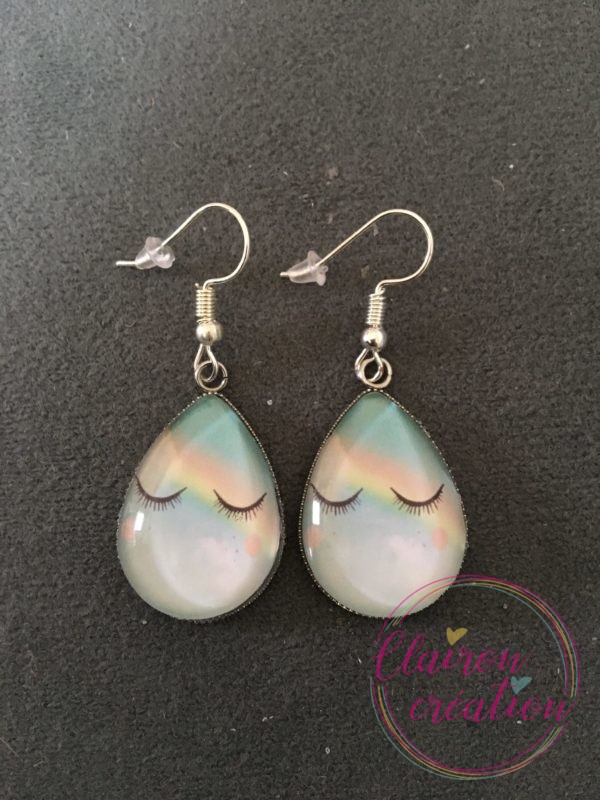 Boucles goutte les yeux dans les nuages