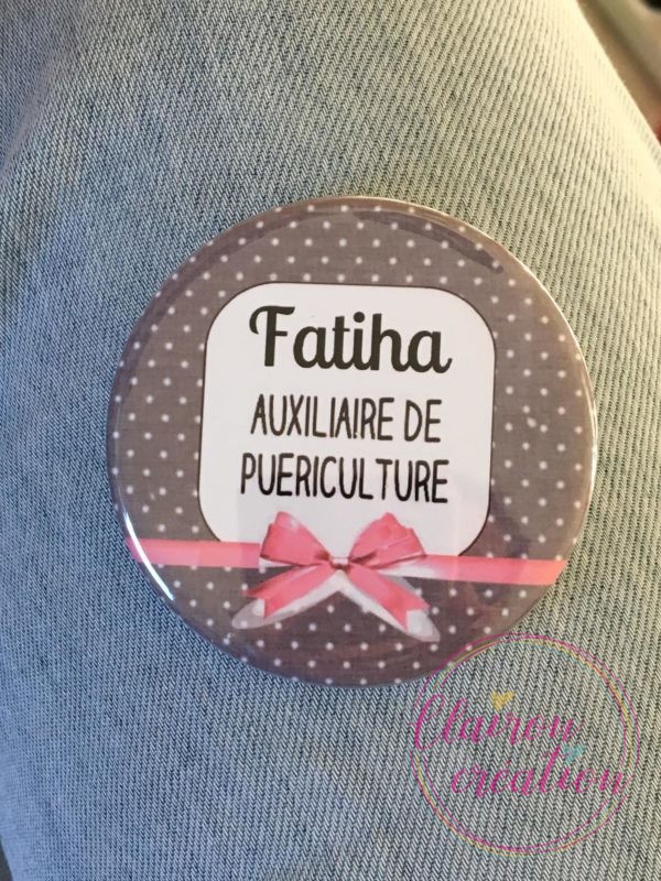 Badge prénom Auxiliaire puériculture nœud rose