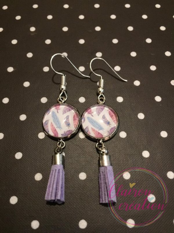 Boucles pompon plumes violettes