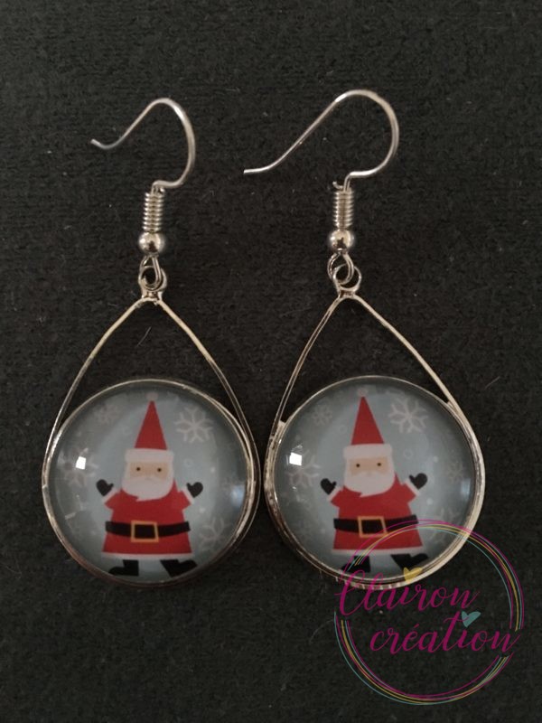 Boucles triangle Père Noël sous la neige