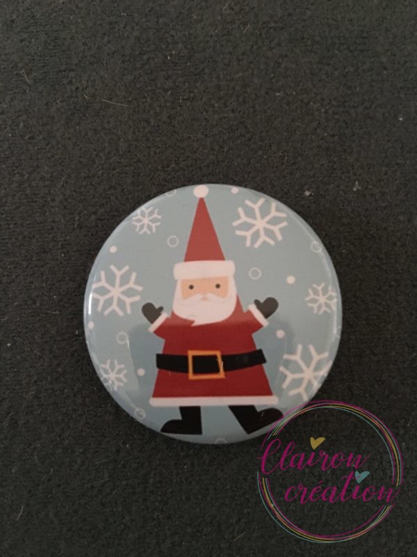 Badge Père Noël sous la neige