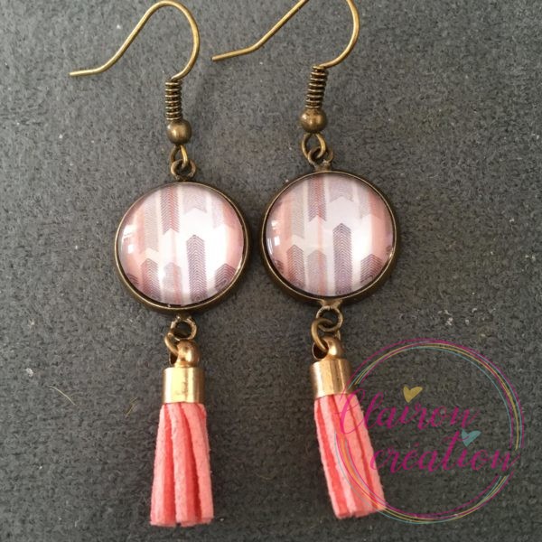 Boucles pompon rose avec flèches