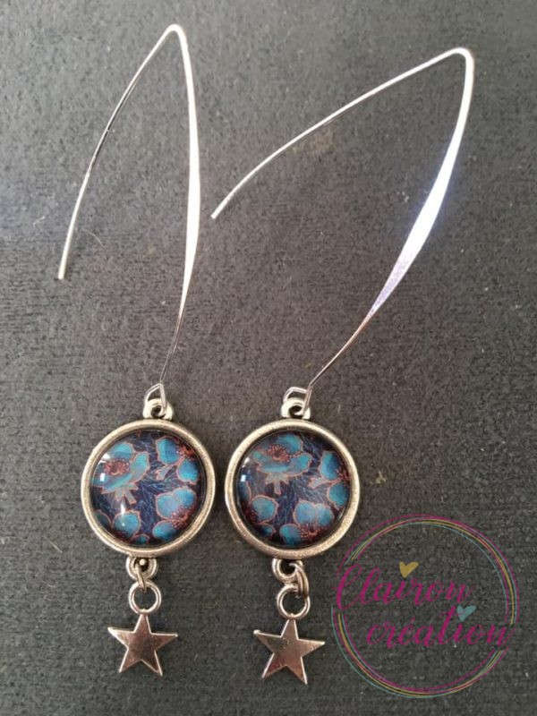 Boucles hameçon fleurs bleues