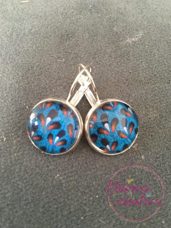 Boucles fleurs fond bleu