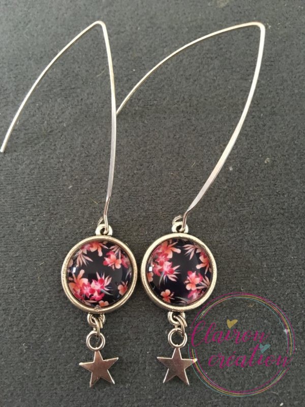 Boucles hameçon fleurs roses fond noir