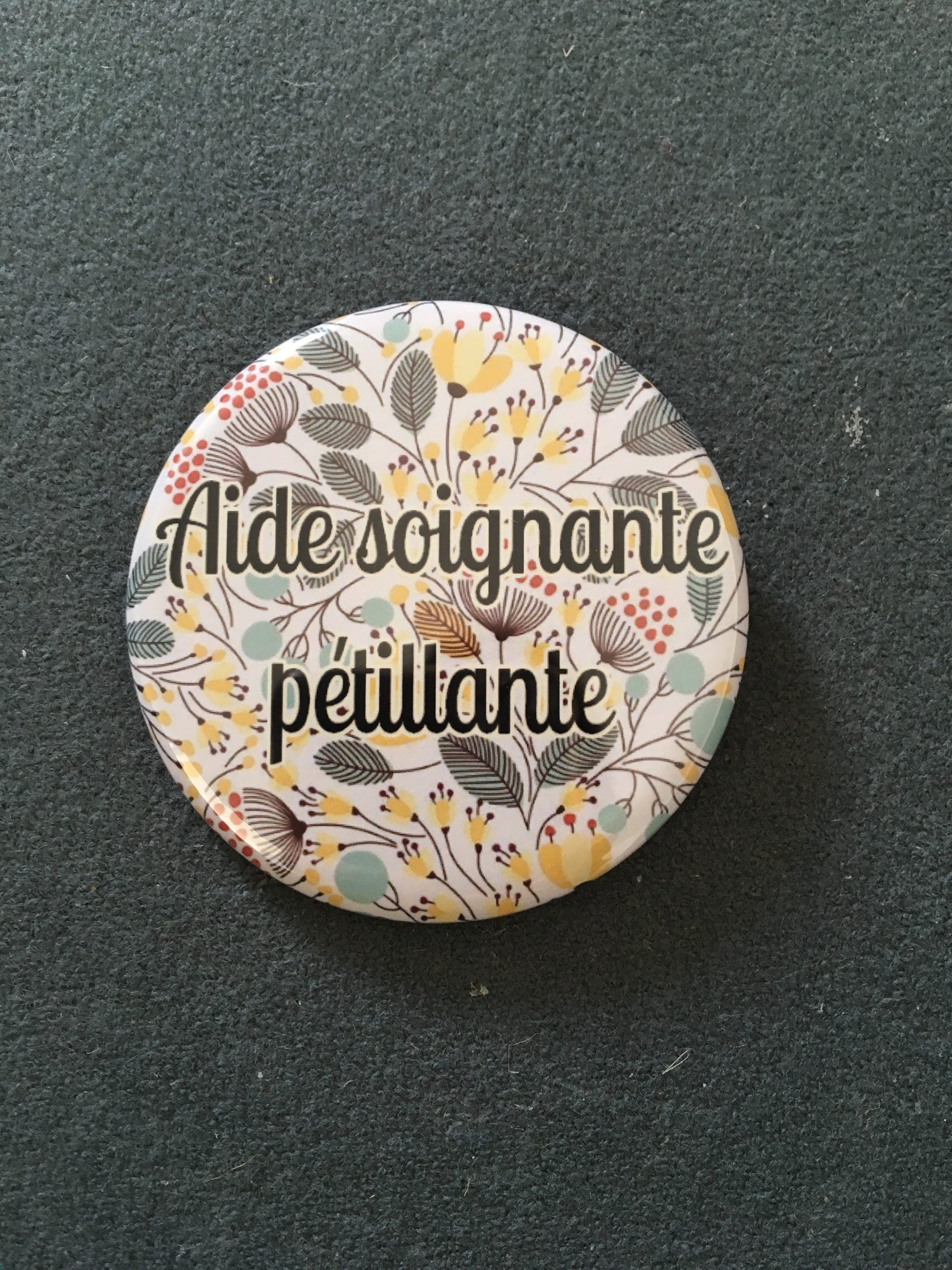 Badge prénom aide soignante avec fleurs