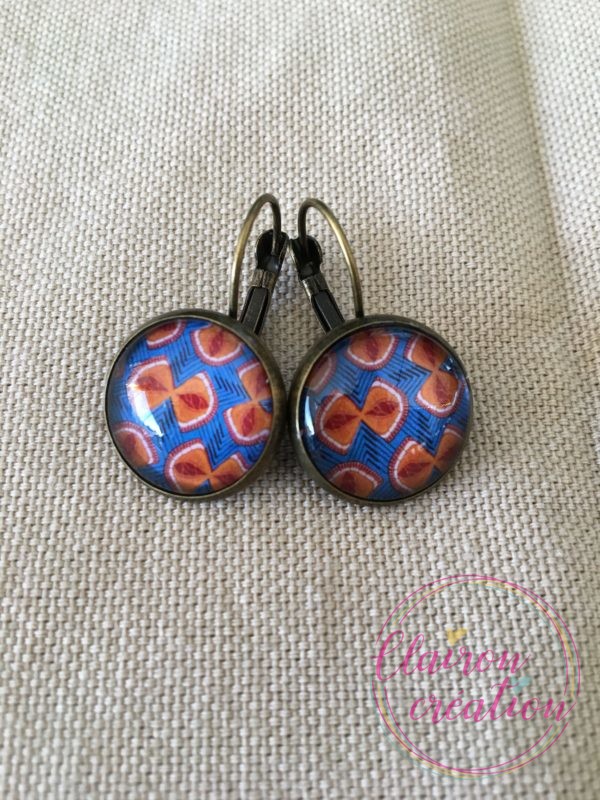 Boucles motif noeud papillon marron