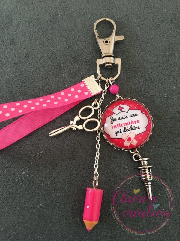 Porte Clé une infirmière qui déchire