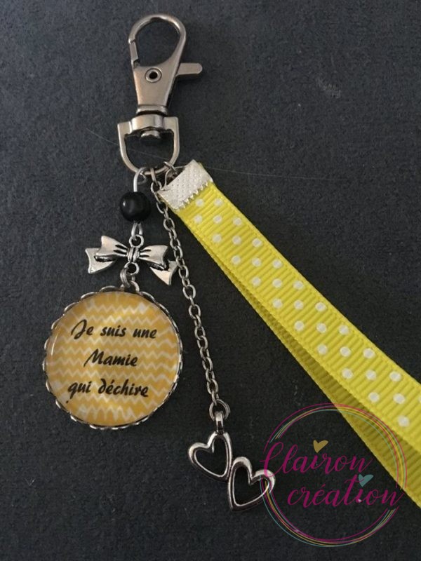 Porte Clé je suis une Mamie qui déchire fond jaune