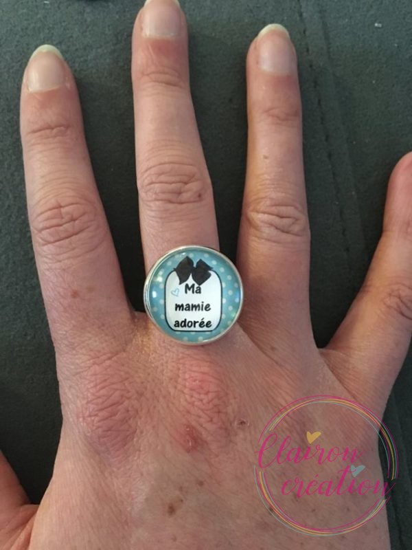 Bague ma Mamie adorée sur fond bleu ciel