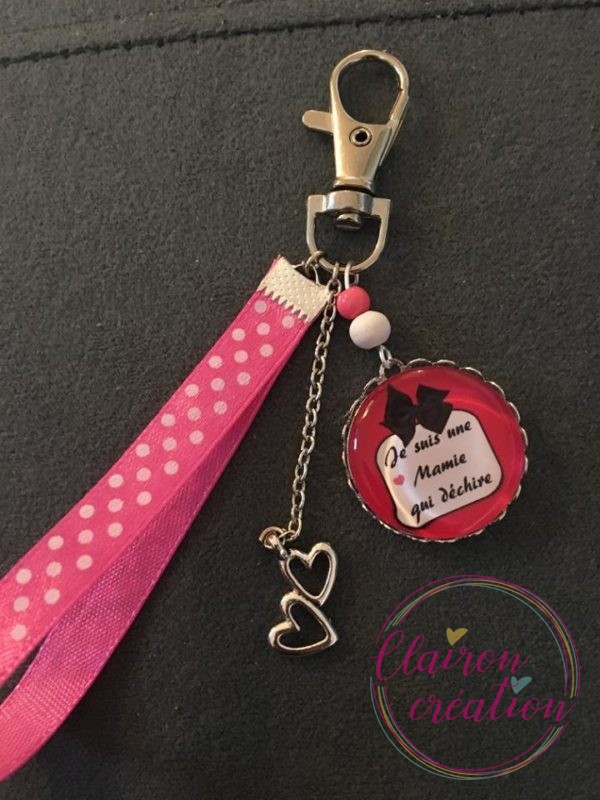 Porte Clé je suis une mamie qui déchire fond rose rouge