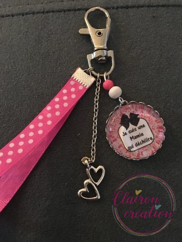 Porte Clé je suis une mamie qui déchire fond rose