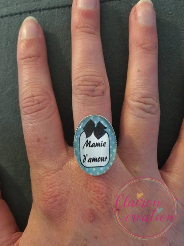 Bague Mamie d'amour sur fond bleu ciel