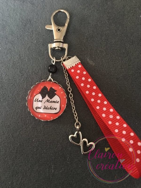 Porte Clé une Mamie qui déchire rouge à pois
