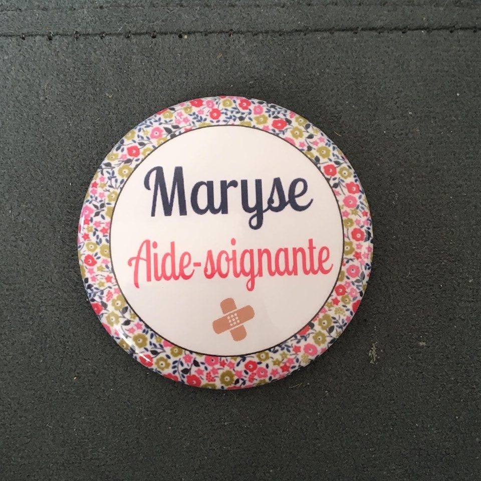 Badge aide soignant personnalisé en bois et or macreationperso