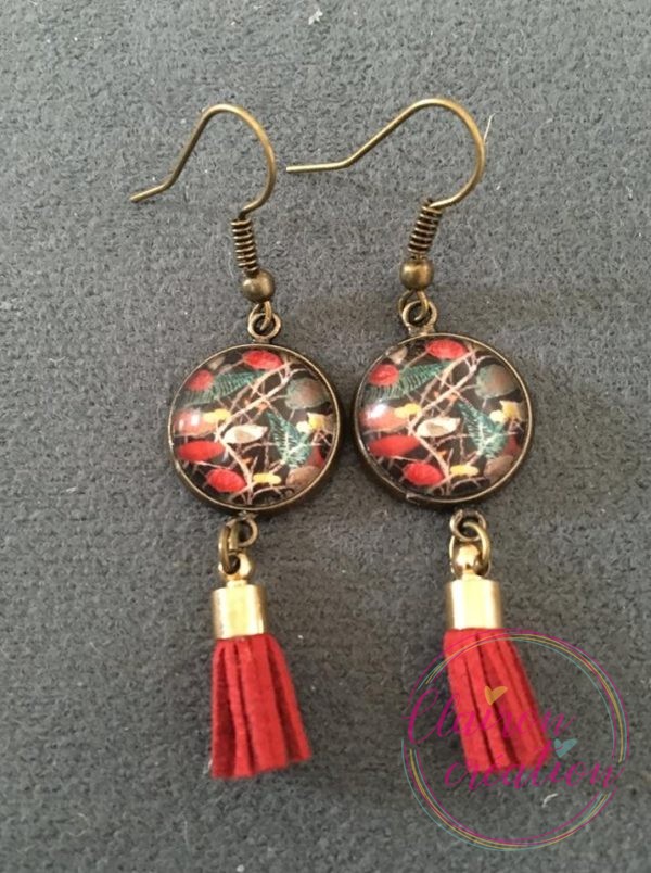Boucles pompon rouge fleurs fond noir