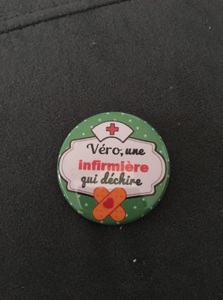 Badge Prénom aide soignante qui déchire