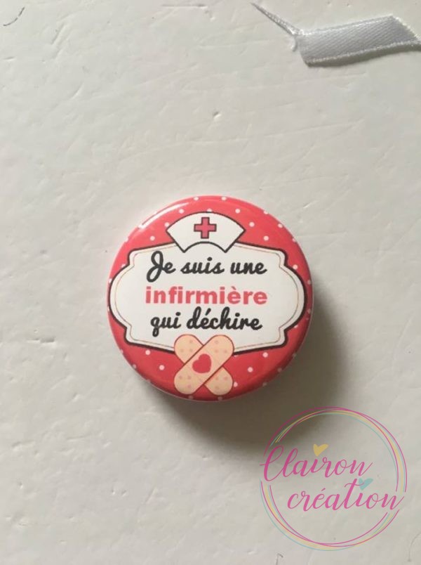 Badge je suis une infirmière qui déchire