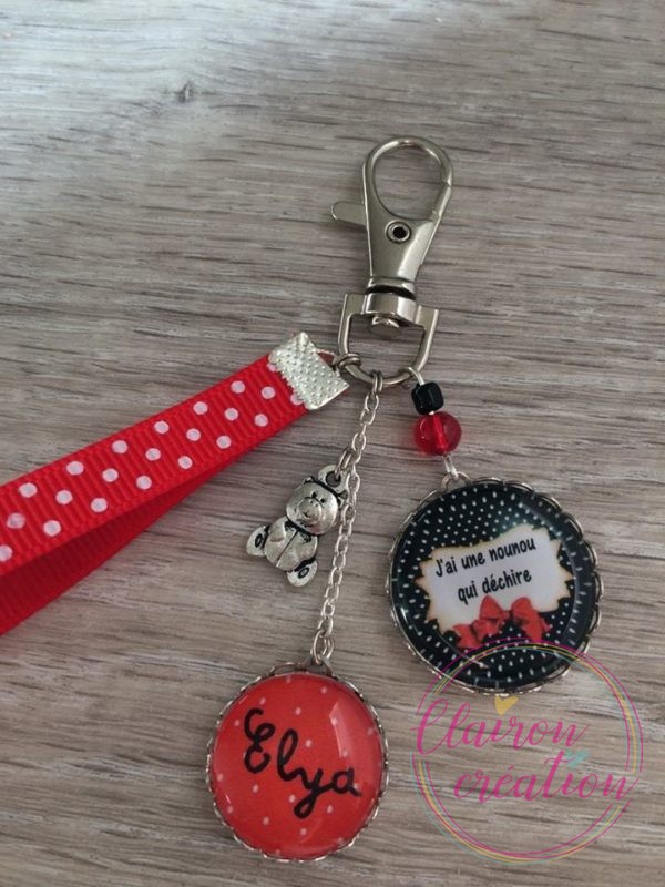 Porte Clé une Nounou qui déchire ton rouge noir avec prénom