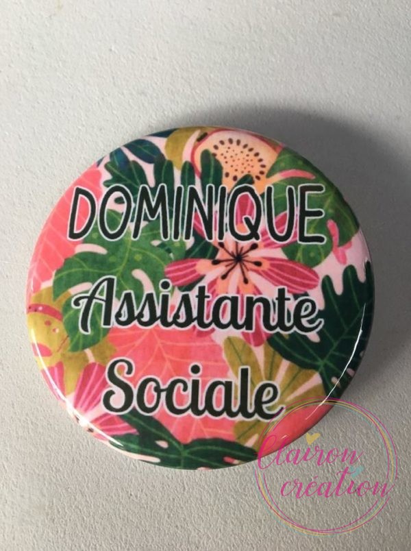 Badge prénom assistante sociale fleuri