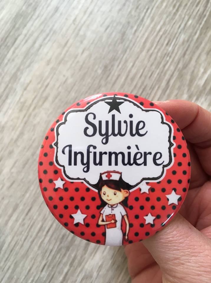 Badge 56mm infirmière, aide soignante personnalisable