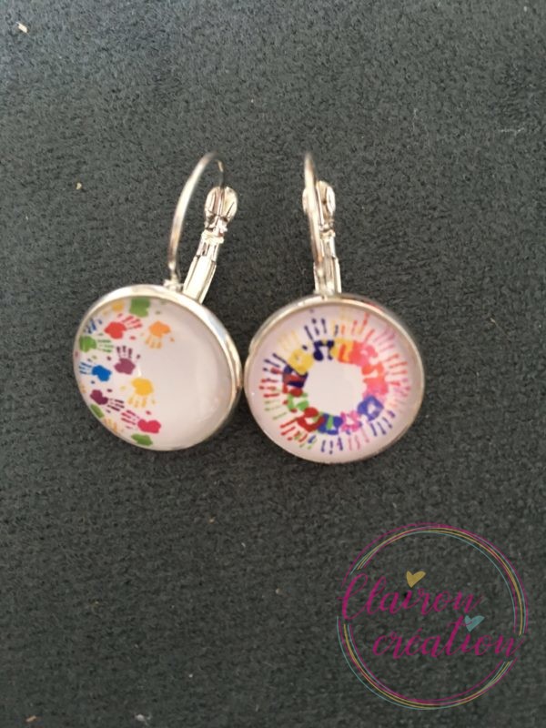 Boucles dormeuses peinture sur main maitresse